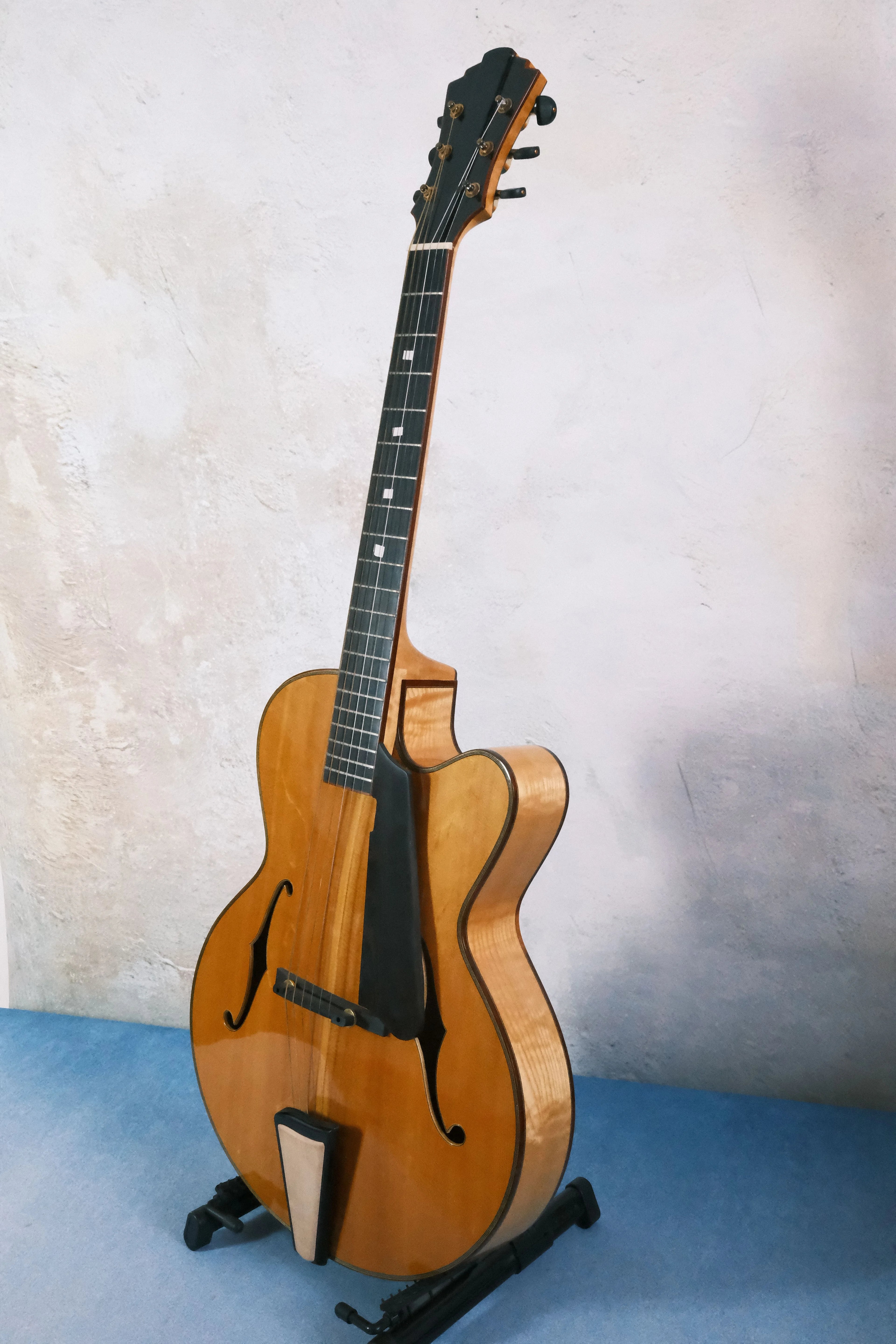 Handmade 16-Inch Hollow Flamed Maple Archtop Spruce Top 2AMaple Body Electric Jazz Guitar Ebony Fingerboard Discount Cutaway