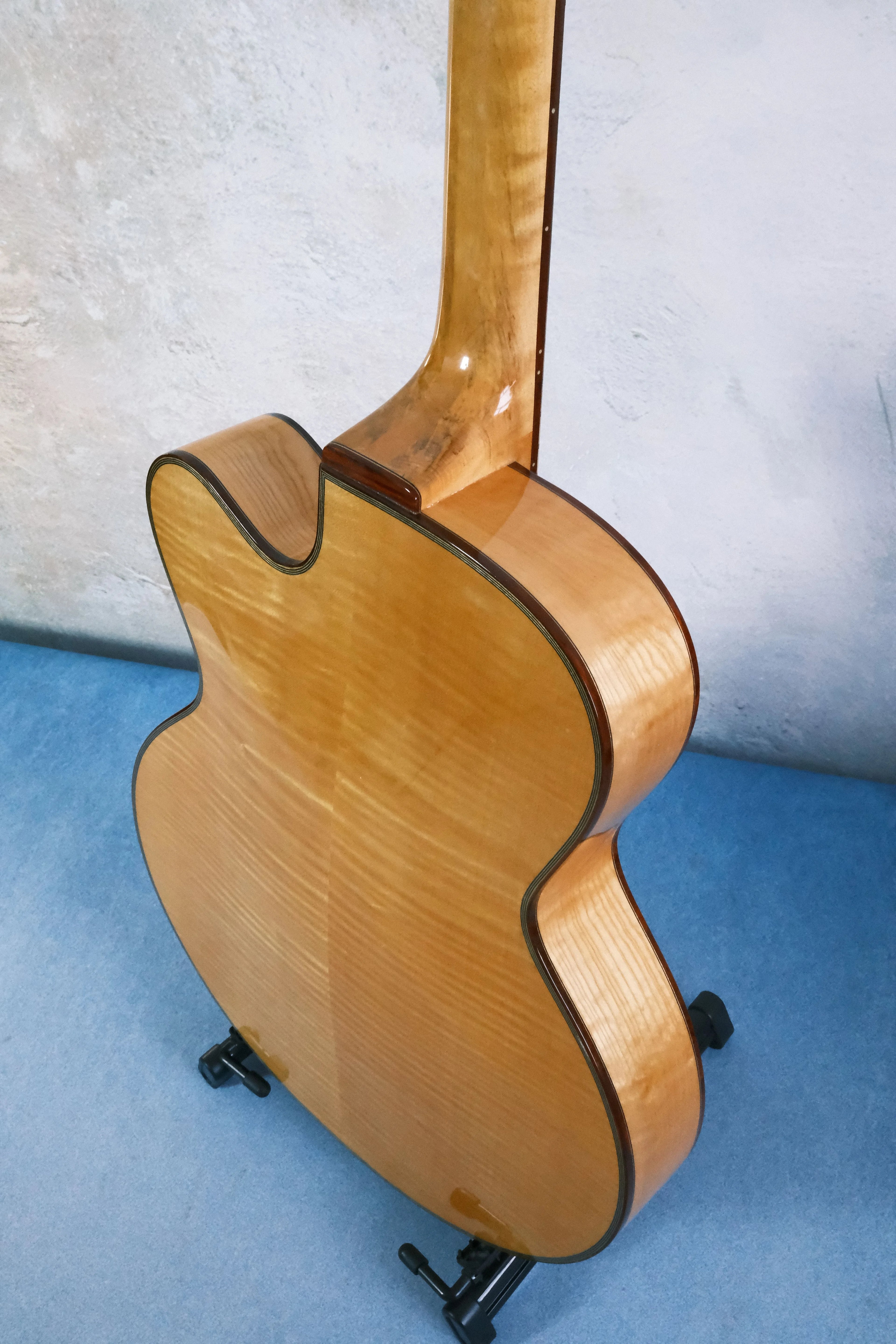 Handmade 16-Inch Hollow Flamed Maple Archtop Spruce Top 2AMaple Body Electric Jazz Guitar Ebony Fingerboard Discount Cutaway