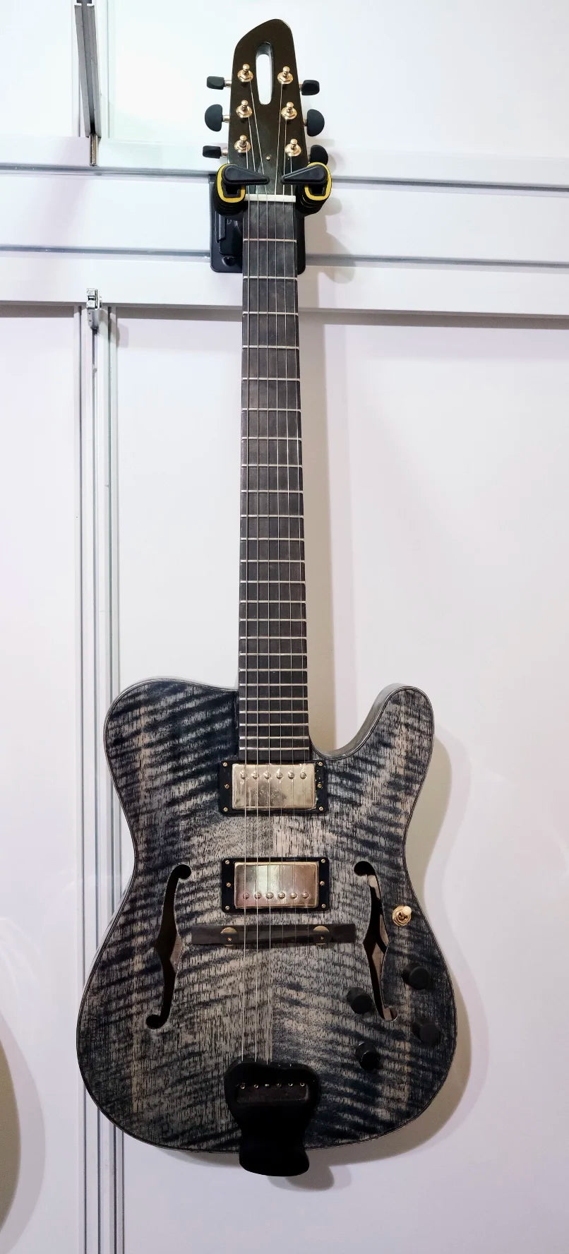 Violinstyle Customizable Electric Guitar Carved Maple & Spruce Top Jazz Hollow Body Archtop Ebony Fingerboard Professional