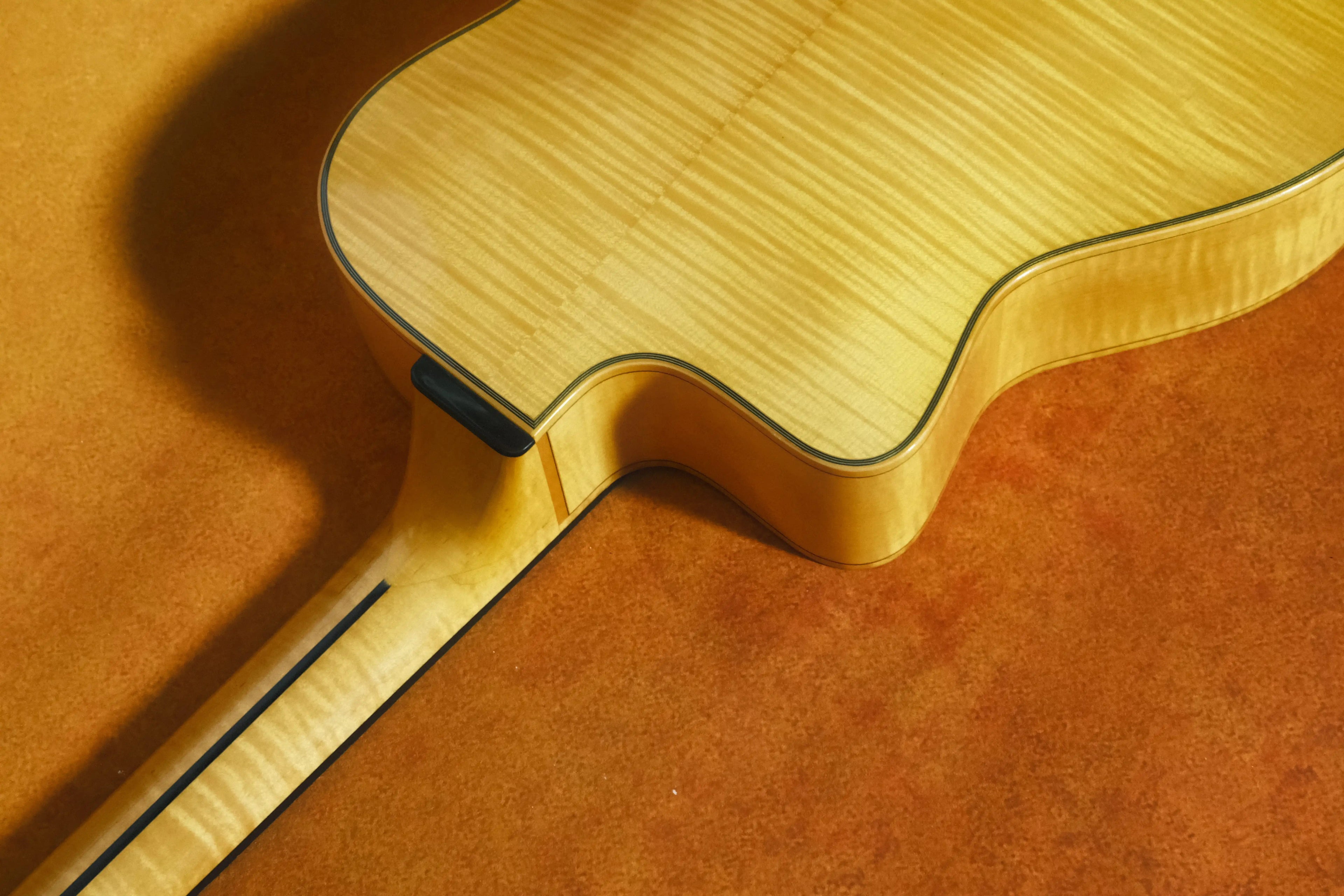 Yunzhi Handcrafted 7-String Gypsy Jazz Guitar | Flamed Maple Hollow Body | H-S-S Pickup | Spruce Top & Ebony Fingerboard