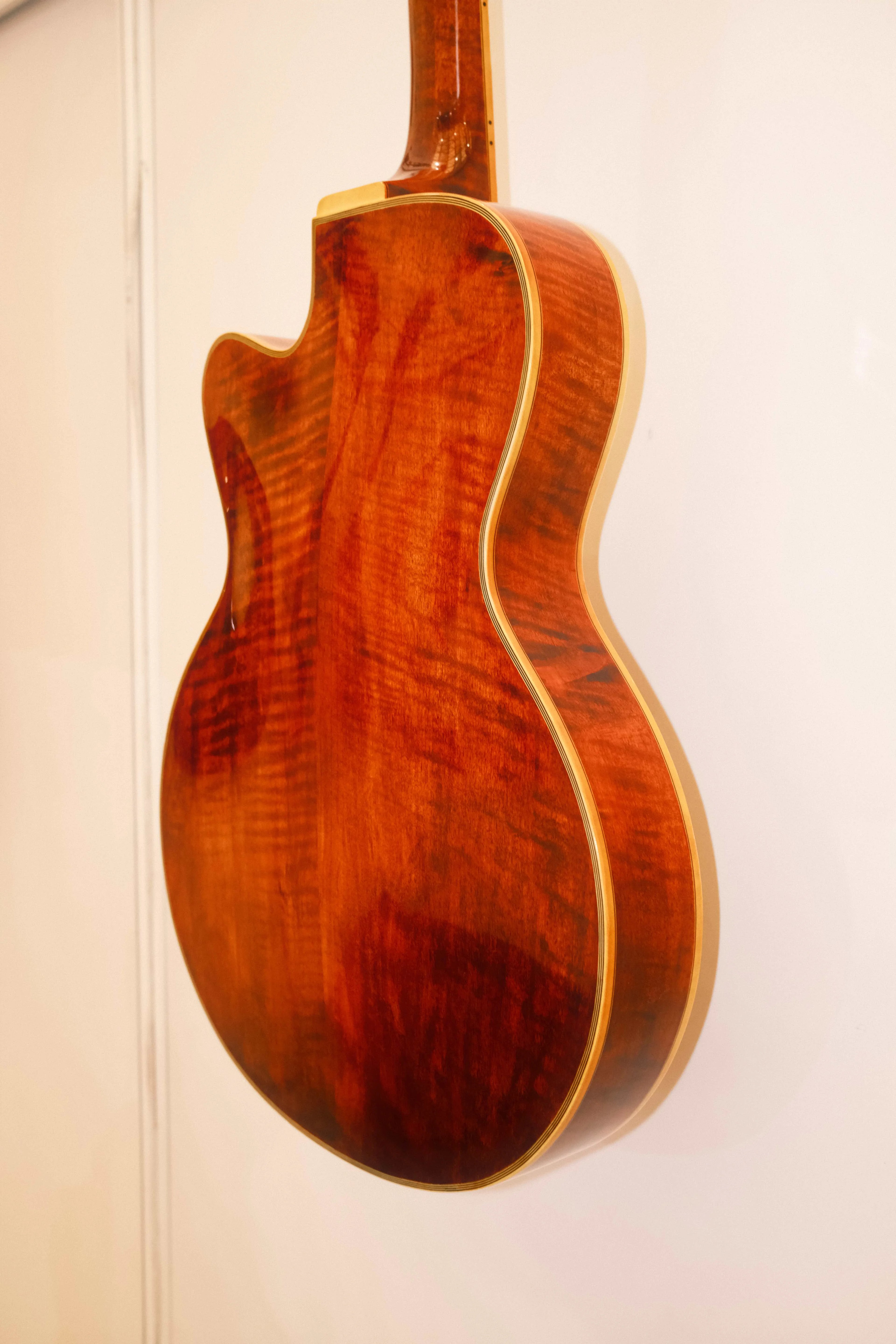 Yunzhi Luthier Handcrafted 15" Electric Guitar Flamed Maple Hollow Body Archaize Spruce Top Ebony Fingerboard Professional H/S