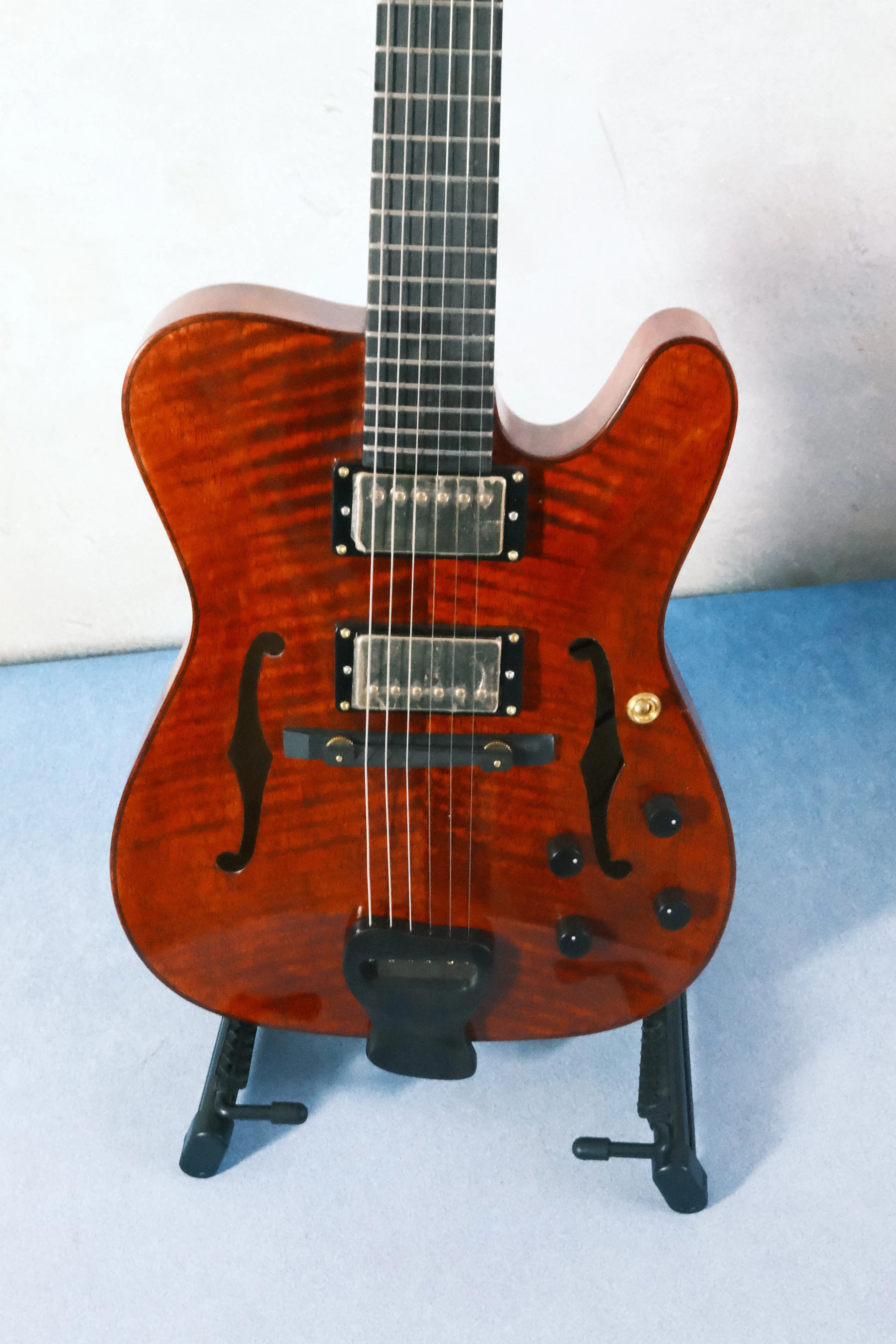 Violinstyle Yunzhi Archtop Customizable Electric Guitar with Carved Maple Spruce Top H/S Pickup 6 Strings Ebony Fretboard