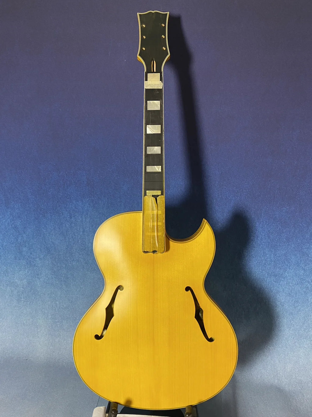 Yunzhi YZ-19NYL Handcrafted Florentine Jazz Hollow Body Electric Guitar 16inch Single Cutaway Carved Solid Flamed Maple Golden