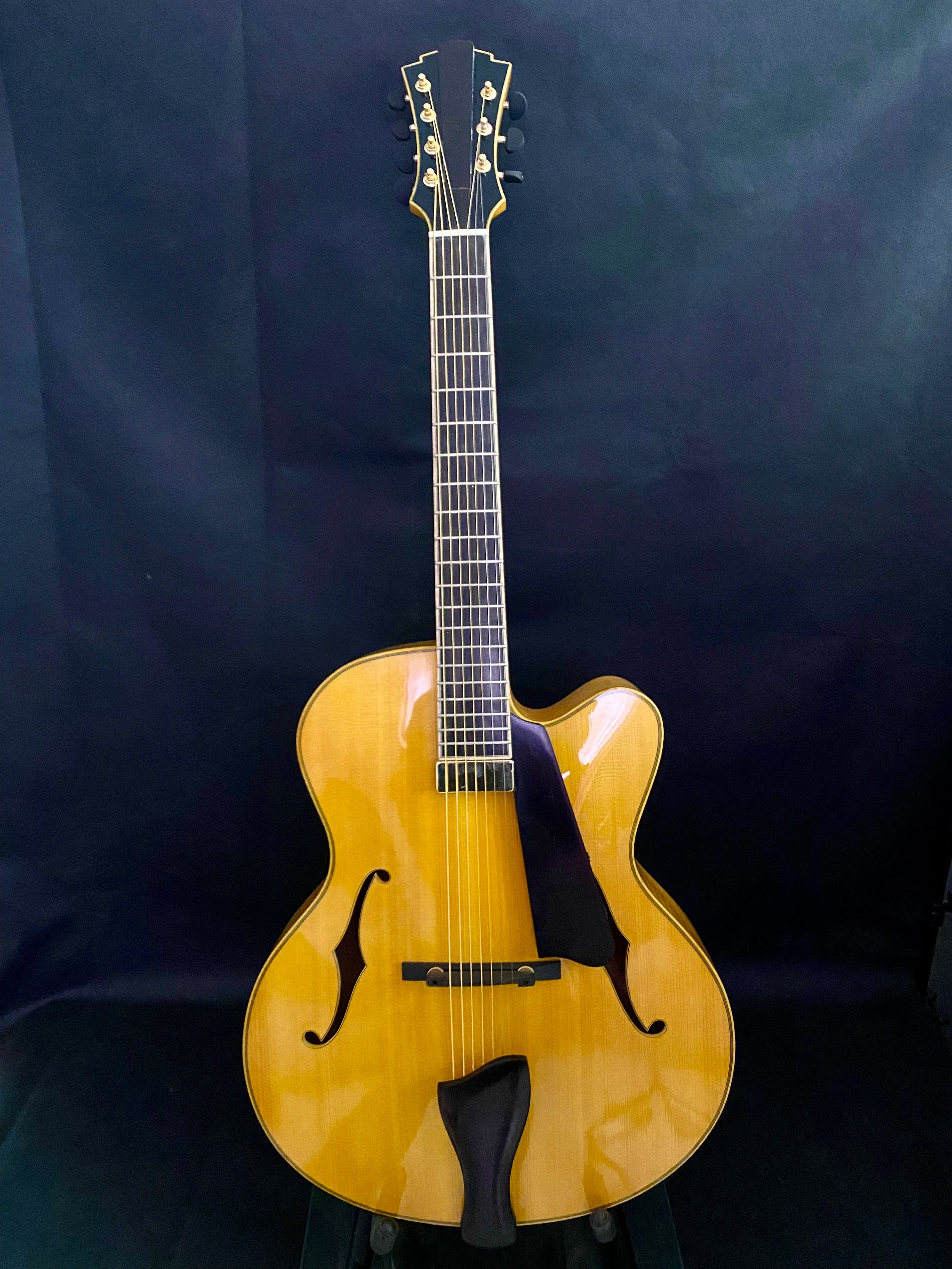 Yunzhi Customizable 7-String Electric Jazz Guitar Eastman Style Handmade Solid Maple Carved Archtop Ebony Fingerboard Spruce