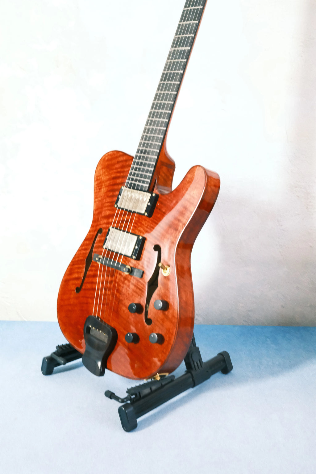 Violinstyle Yunzhi Archtop Customizable Electric Guitar with Carved Maple Spruce Top H/S Pickup 6 Strings Ebony Fretboard