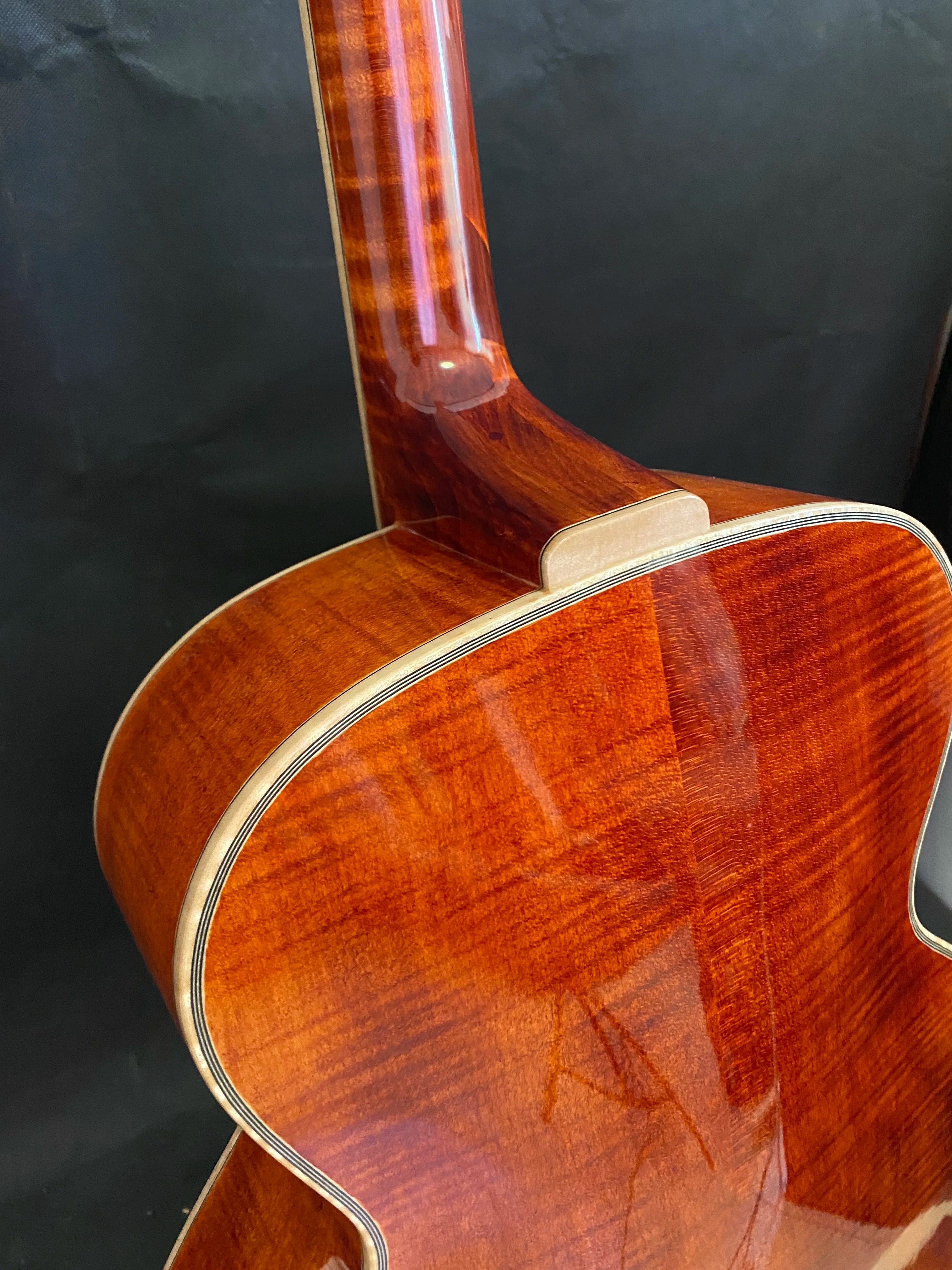 Yunzhi Handcrafted Jazz Guitar Carved Solid Maple Hollow Body Ebony Customizable Acoustic Electric Archtop Instrument