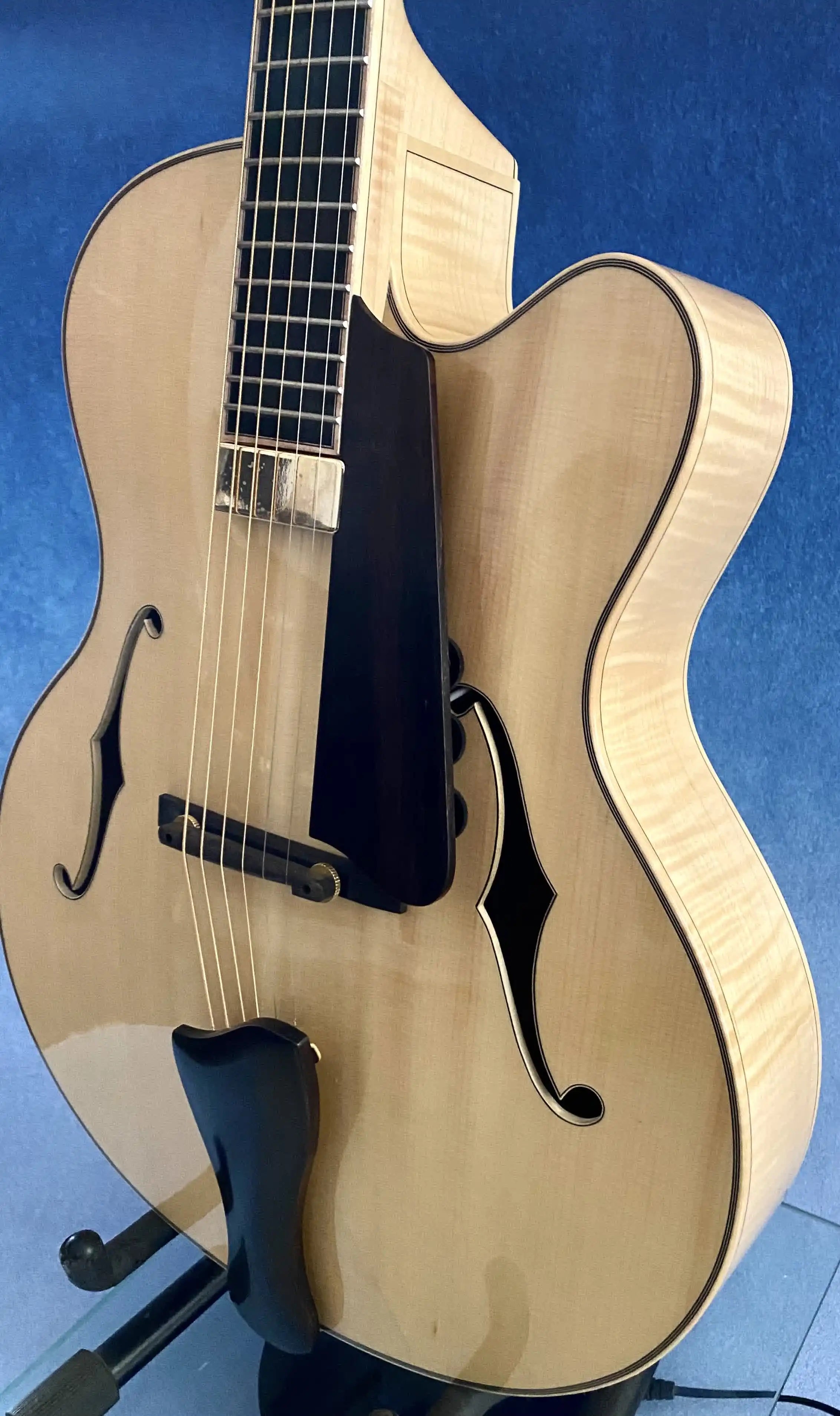 Classic Style Cutaway Archtop Electric Jazz Guitar Hollow with Flamed Maple Spruce & Ebony Fingerboard High Quality Instrument