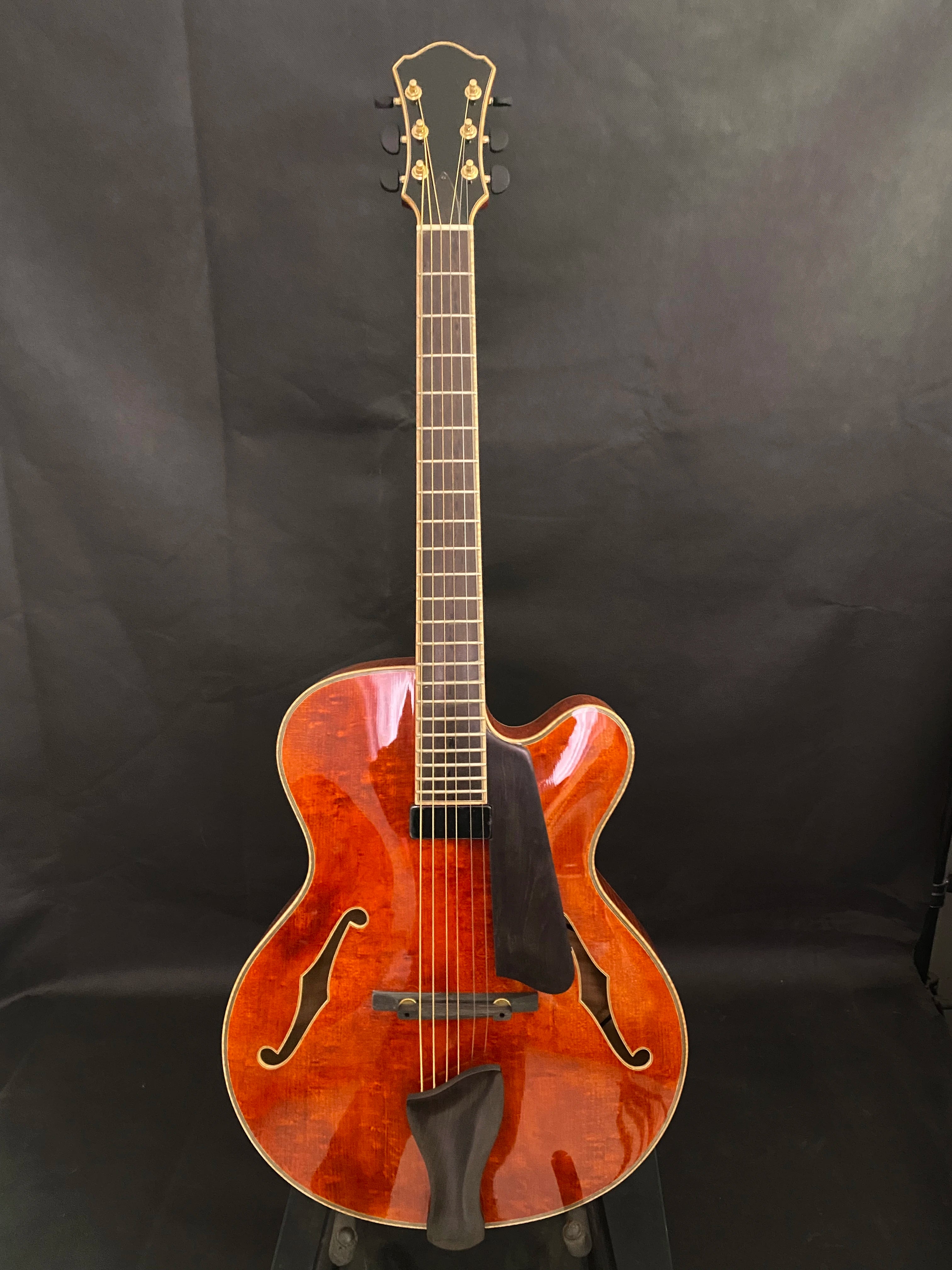Yunzhi 16-Inch Cutaway Archtop Jazz Electric Guitar Maple Hollow Body with Ebony Fingerboard Antique Color