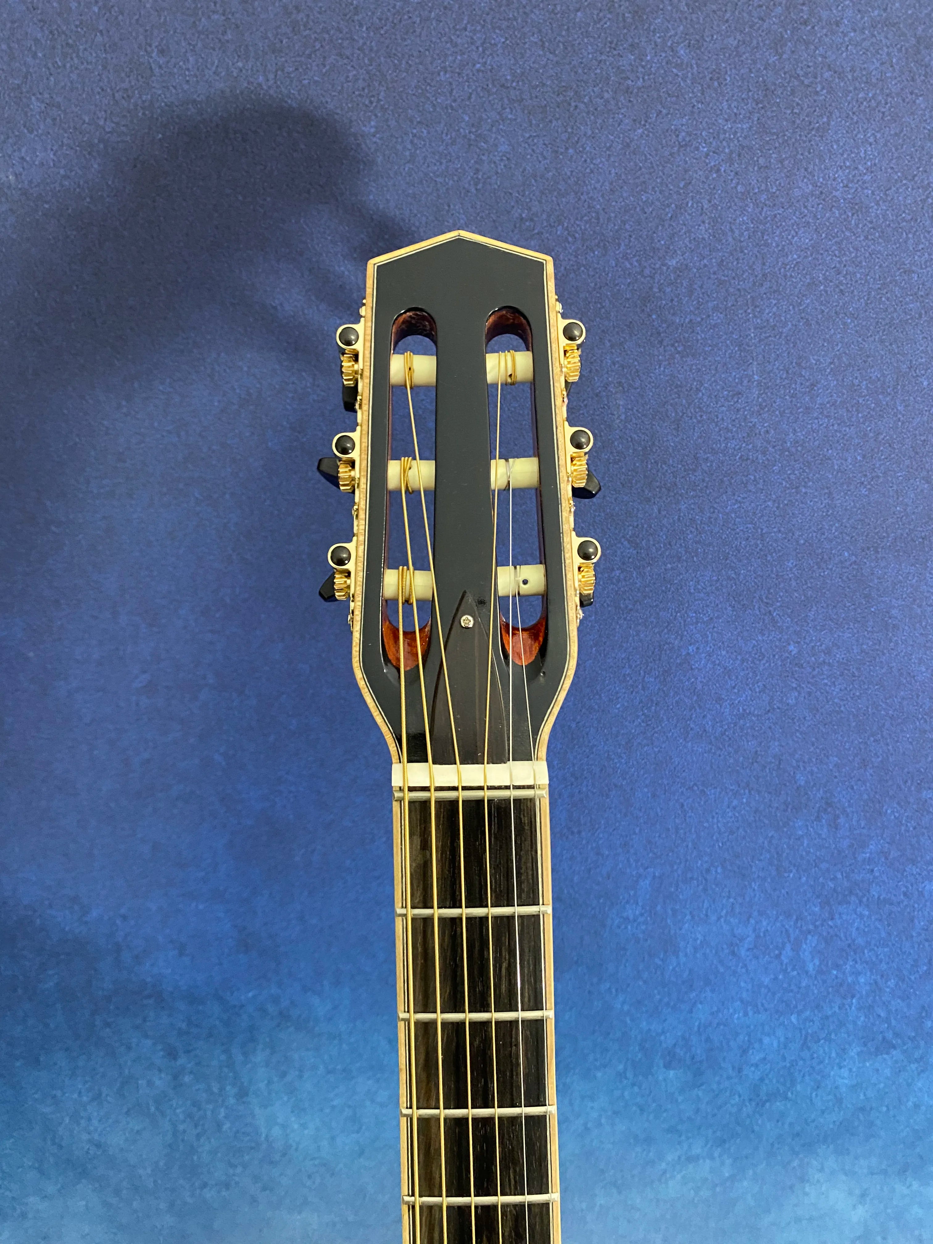 Yunzhi Handcrafted 16-Inch Gypsy Acoustic Guitar Flamed Maple Hollow Body Original Color Spruce Top Ebony Finish H-S-S Pickup