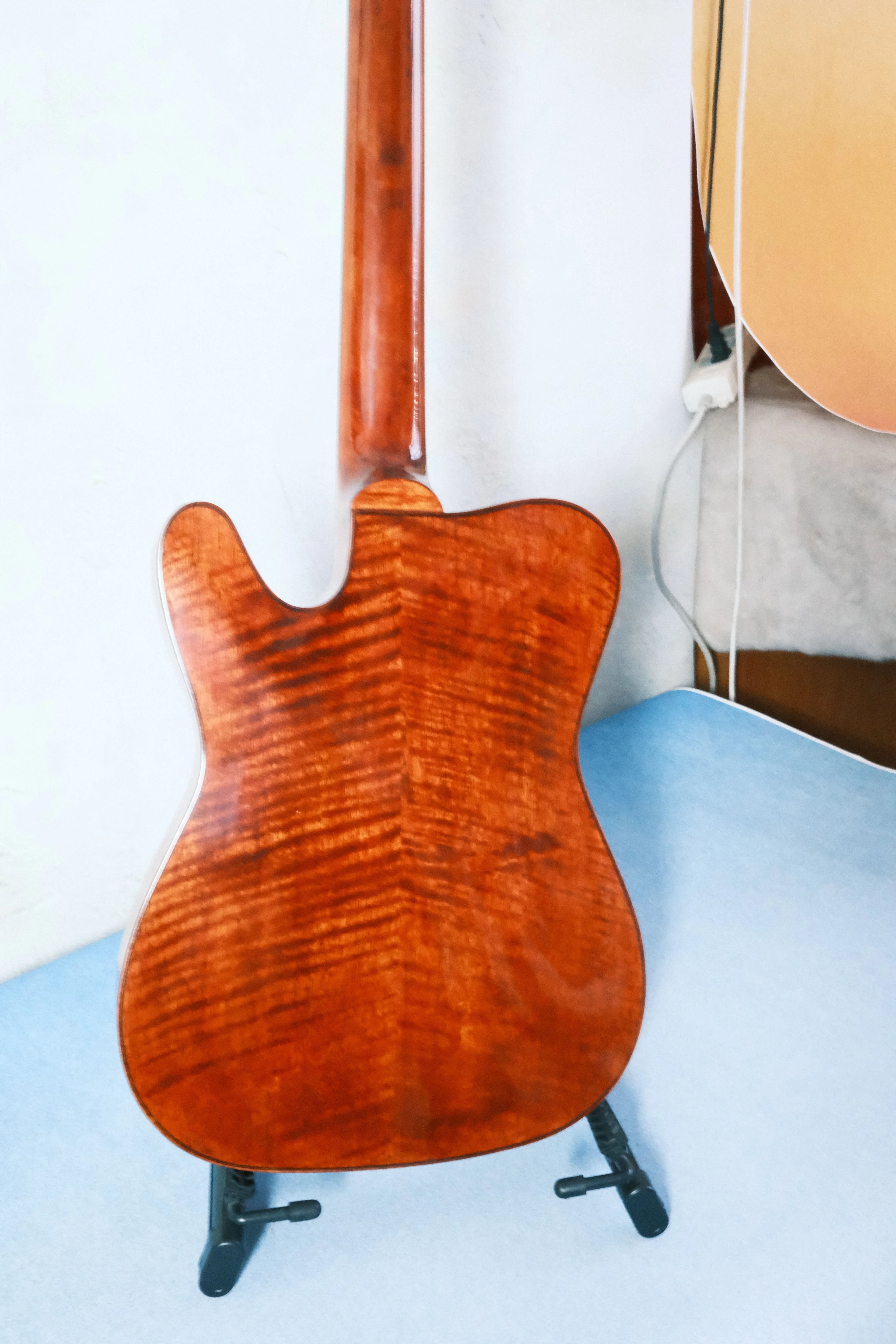 Violinstyle Yunzhi Archtop Customizable Electric Guitar with Carved Maple Spruce Top H/S Pickup 6 Strings Ebony Fretboard