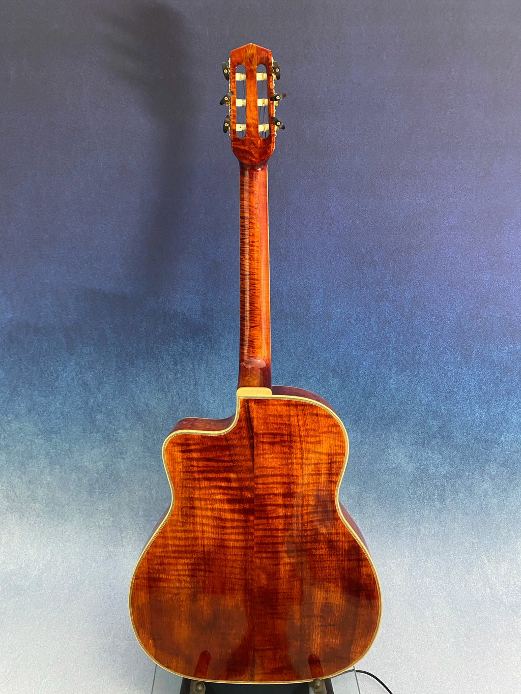Yunzhi Handcrafted 16-Inch Gypsy Acoustic Guitar Flamed Maple Hollow Body Original Color Spruce Top Ebony Finish H-S-S Pickup