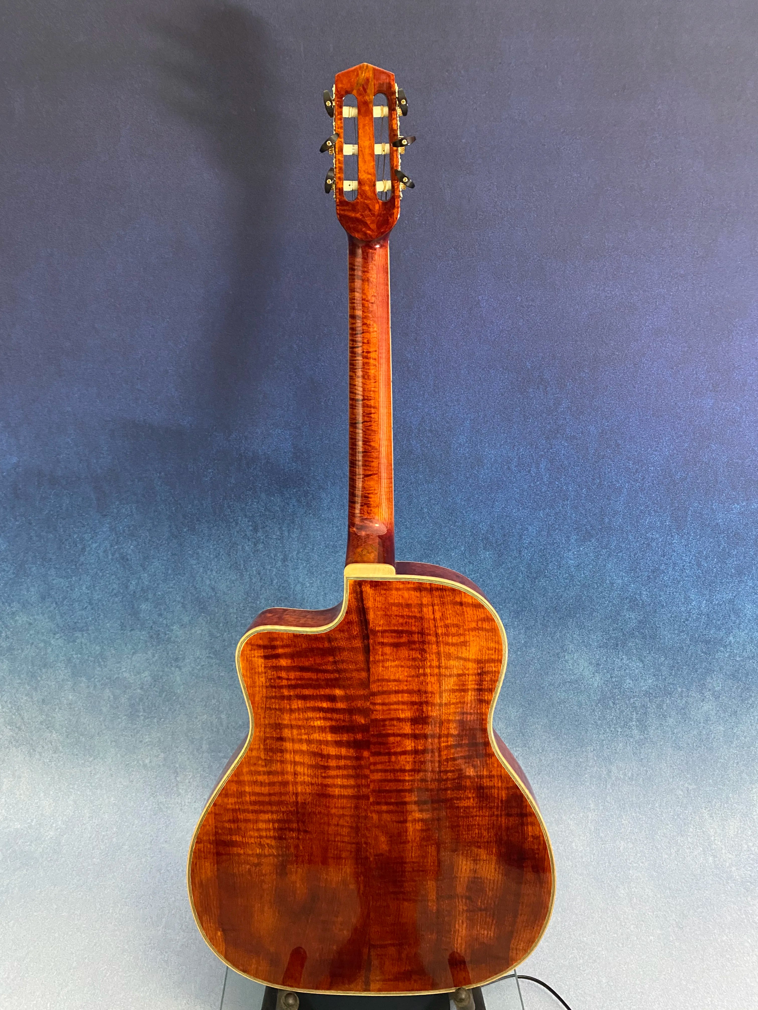 Yunzhi Handcrafted 16-Inch Gypsy Acoustic Guitar Flamed Maple Hollow Body Original Color Spruce Top Ebony Finish H-S-S Pickup