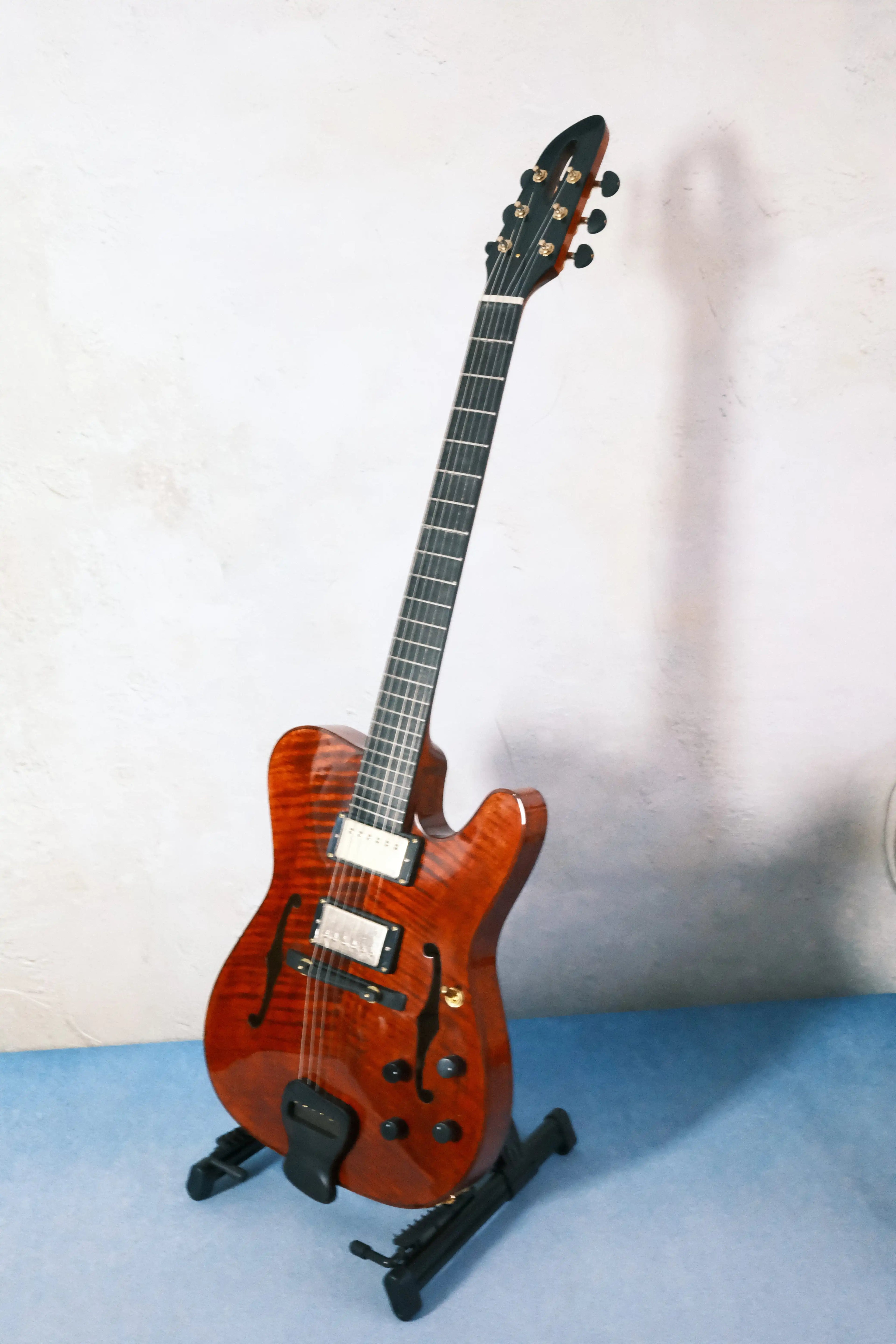 Violinstyle Yunzhi Archtop Customizable Electric Guitar with Carved Maple Spruce Top H/S Pickup 6 Strings Ebony Fretboard
