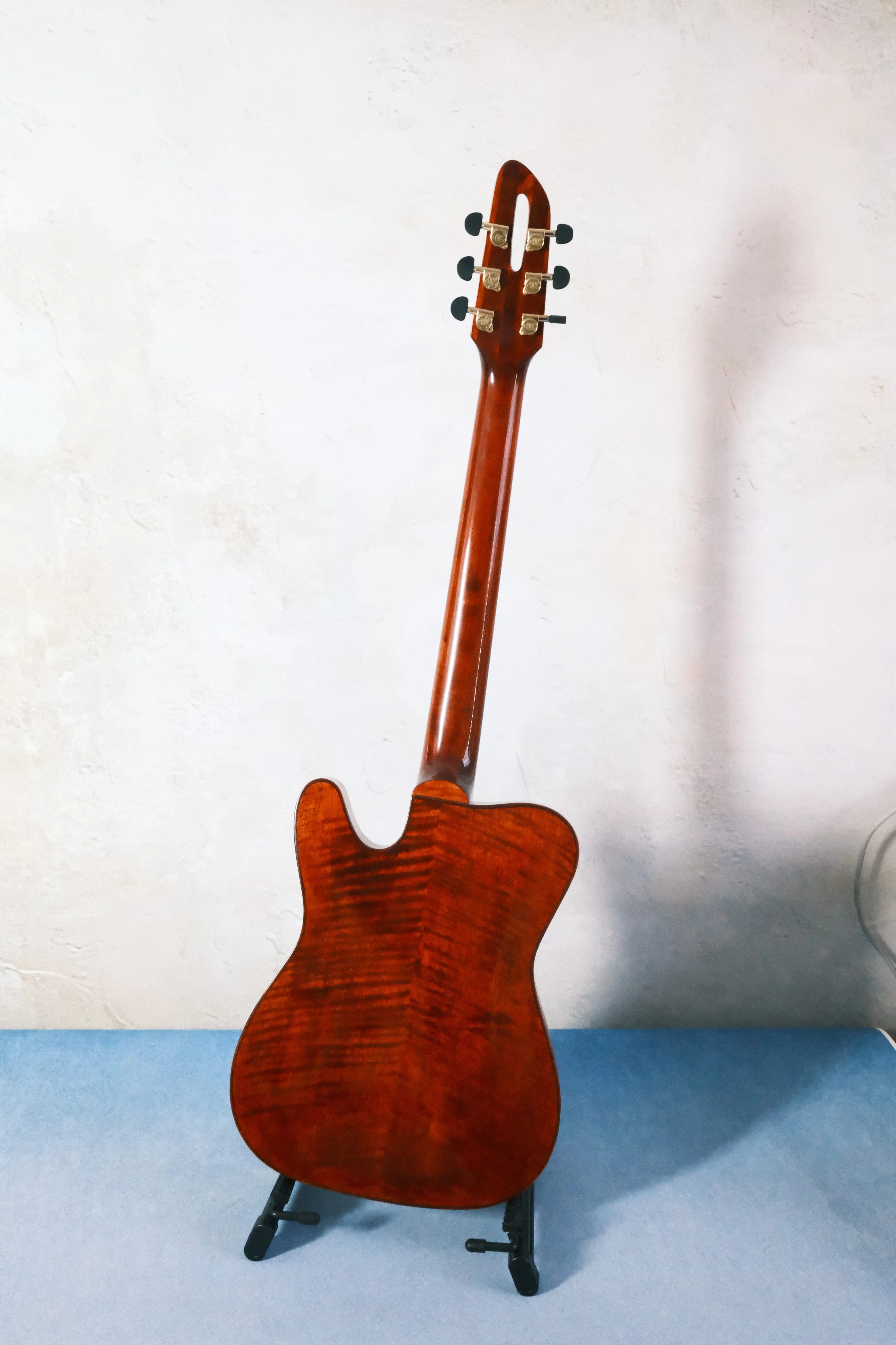 Violinstyle Yunzhi Archtop Customizable Electric Guitar with Carved Maple Spruce Top H/S Pickup 6 Strings Ebony Fretboard