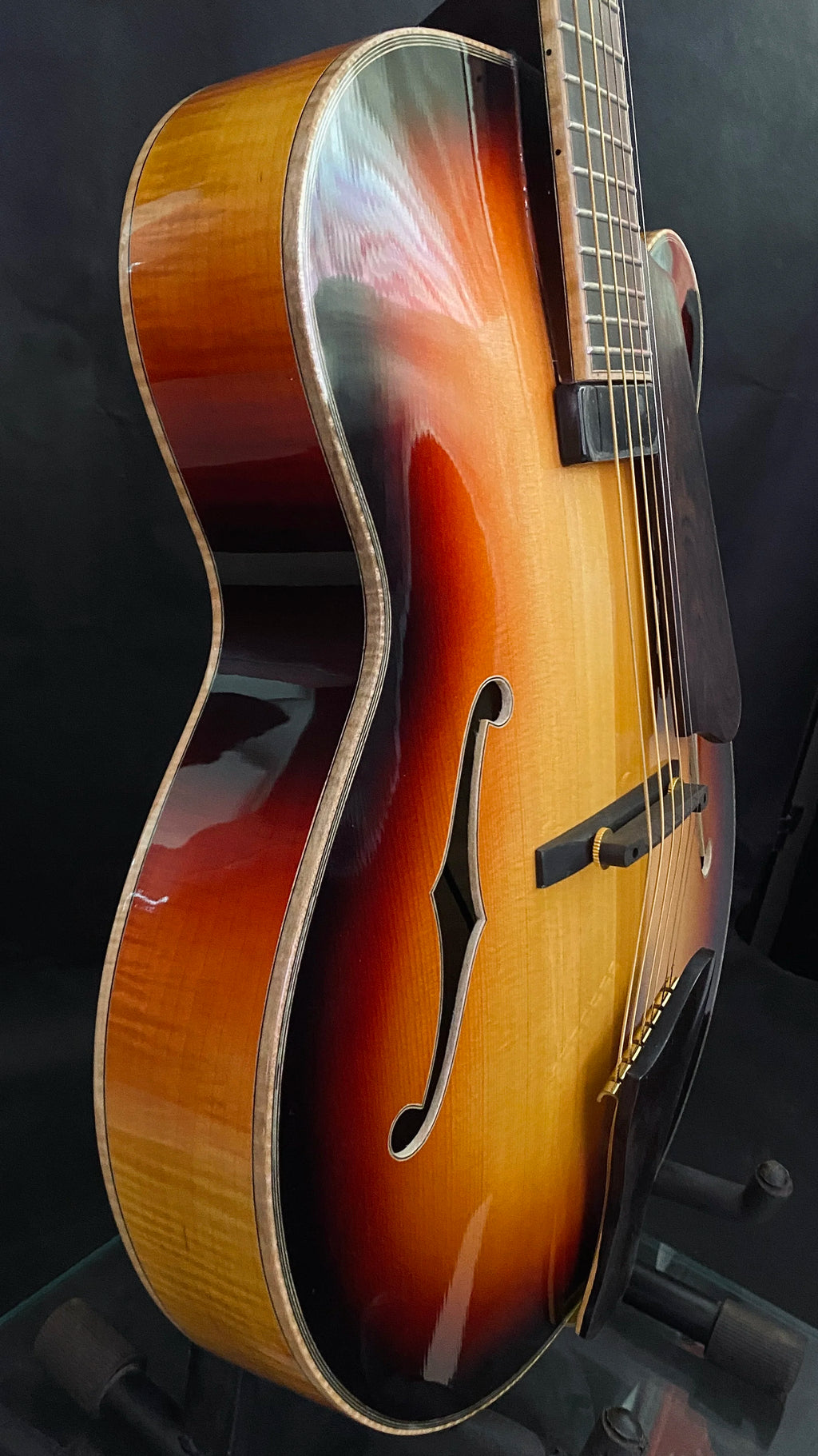 Yunzhi Customizable Sunset Colour Electric Archtop Jazz Guitar Hollow Body with Flamed Maple and Ebony Fingerboard