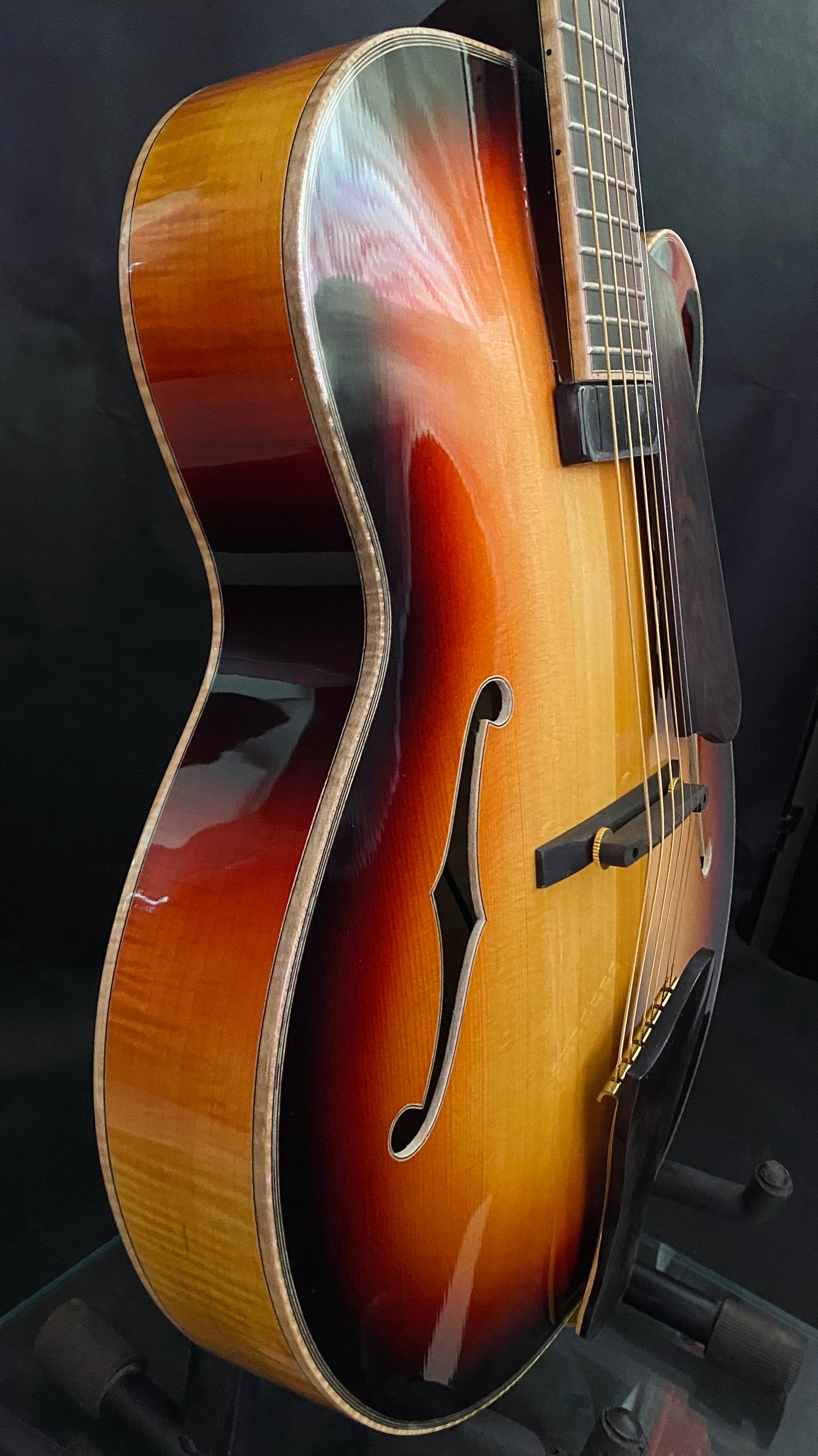 Yunzhi Customizable Sunset Colour Electric Archtop Jazz Guitar Hollow Body with Flamed Maple and Ebony Fingerboard