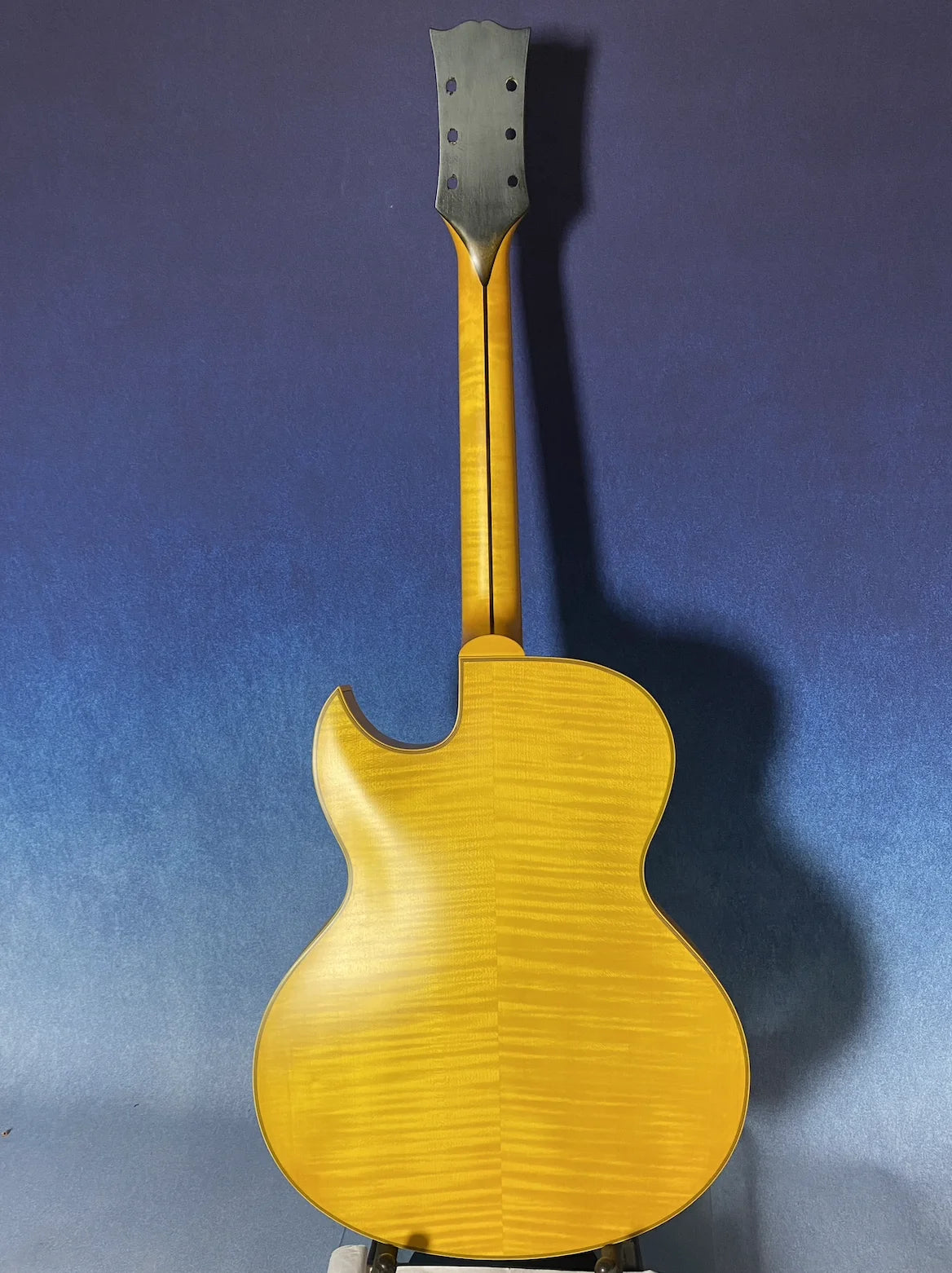Yunzhi YZ-19NYL Handcrafted Florentine Jazz Hollow Body Electric Guitar 16inch Single Cutaway Carved Solid Flamed Maple Golden