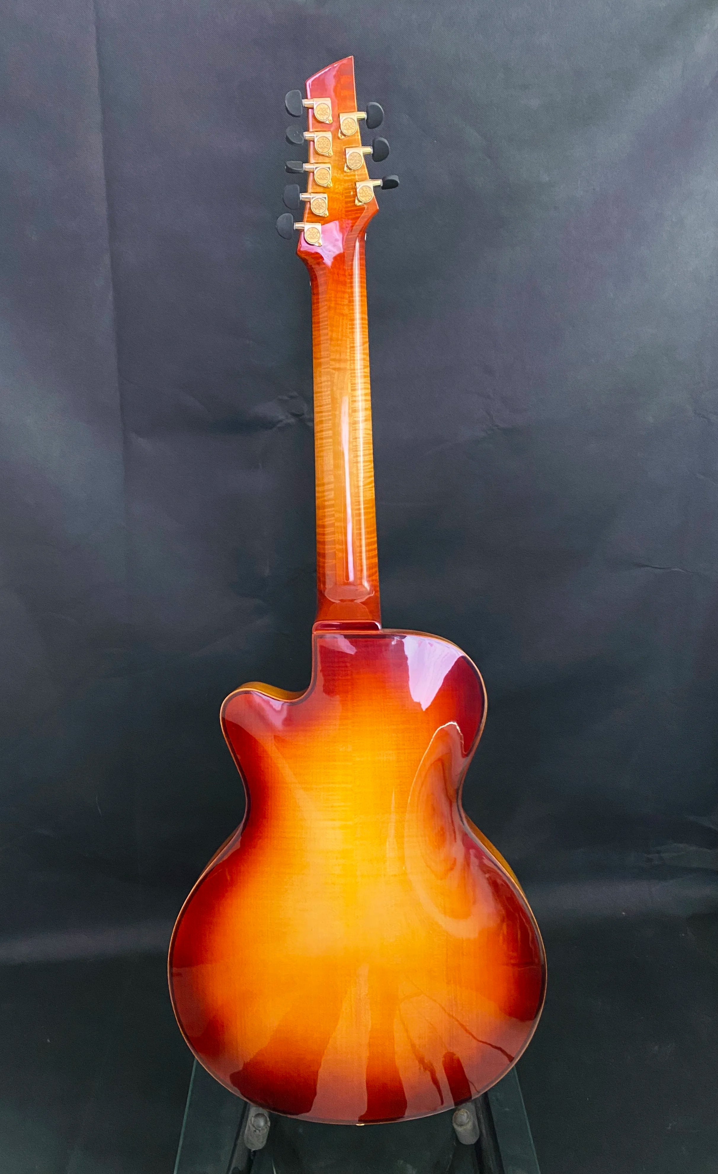 Yunzhi 15-Inch Electric Jazz Guitar Handcrafted Hollow Body with Sunset Cutaway Customizable Archtop Design Side Material Maple