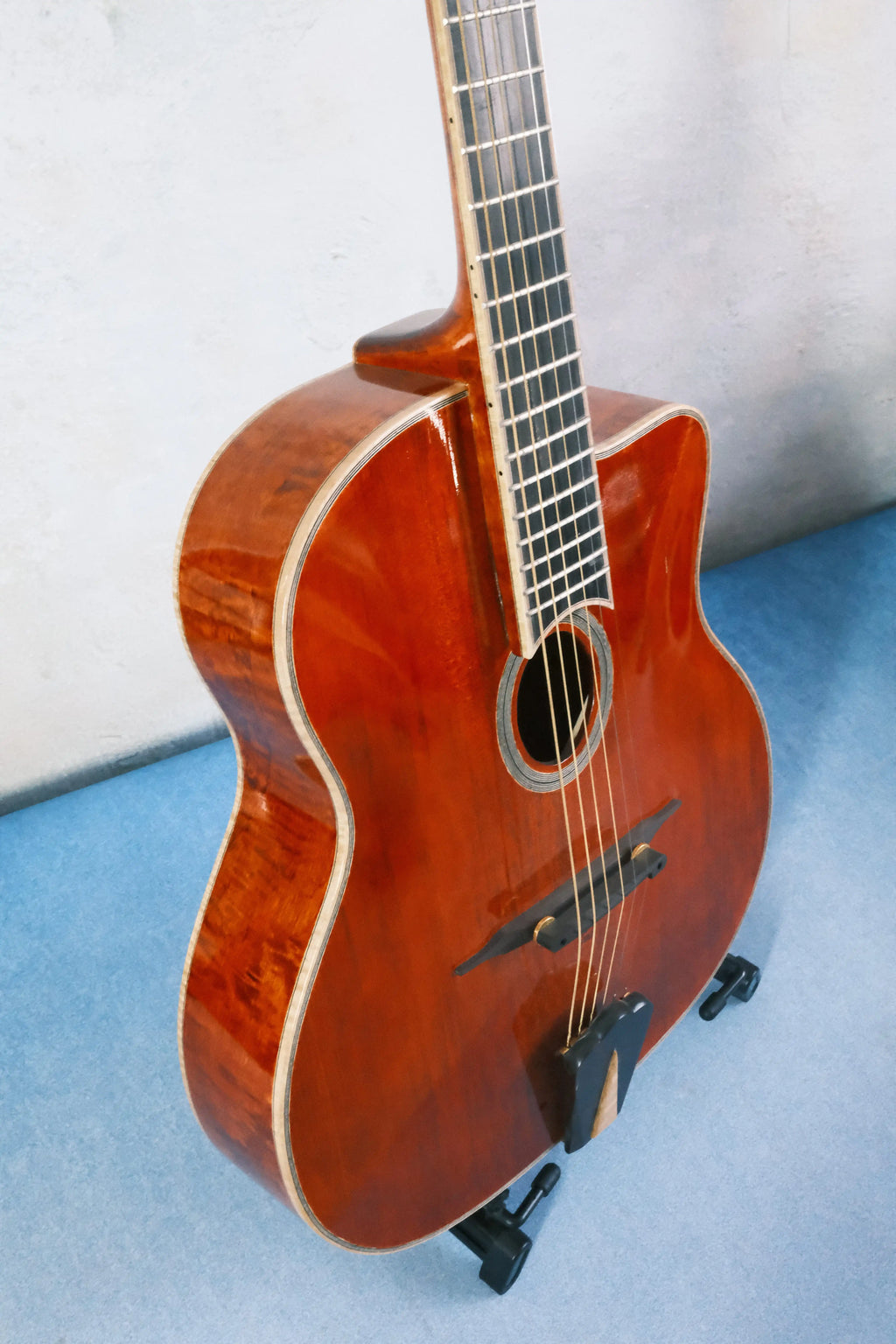 Yunzhi 17-Inch Gypsy Style Archtop Electric Guitar Handcrafted Flamed Maple Hollow Body Ebony Fingerboard Spruce Brown H-H