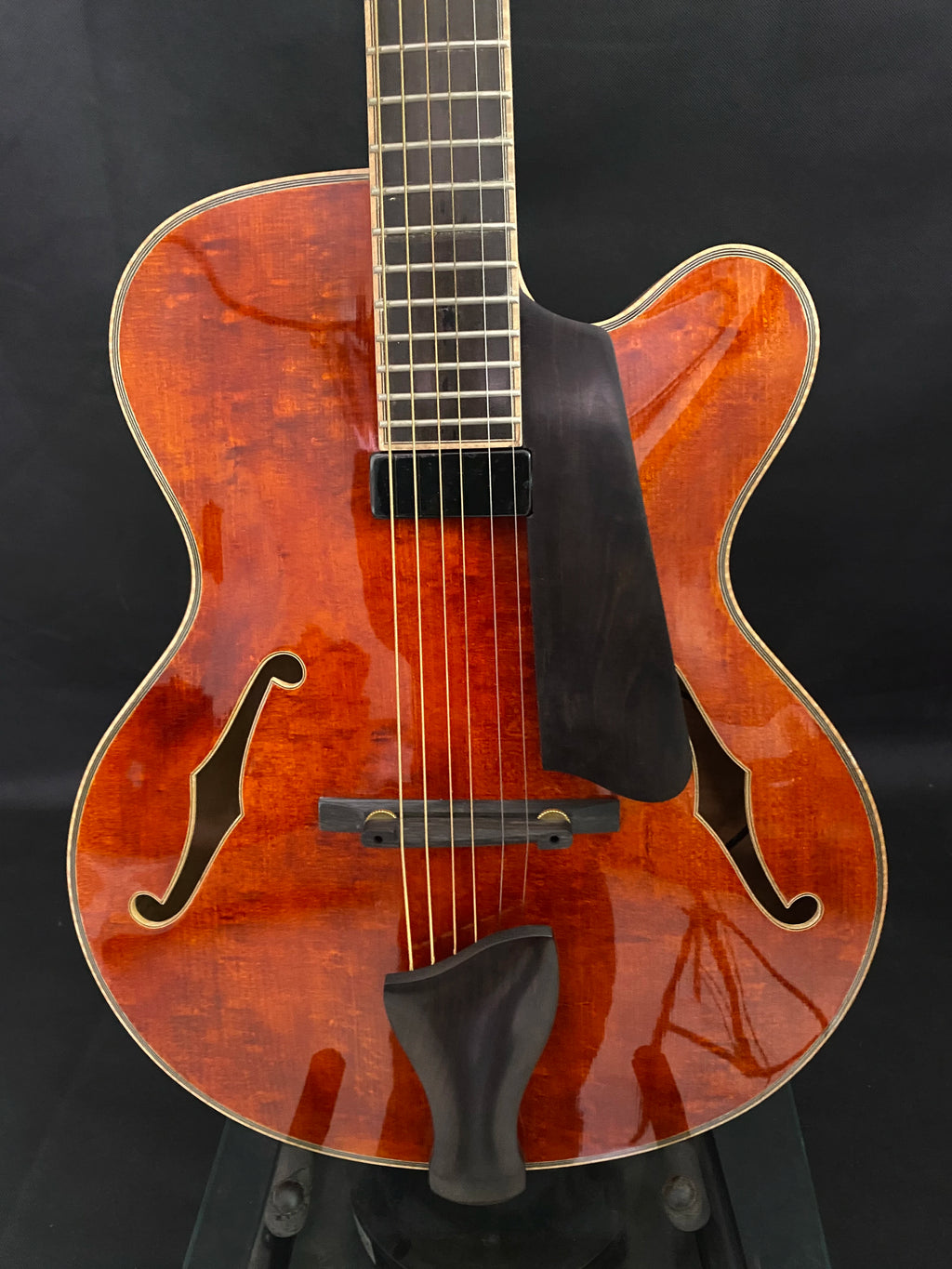 Yunzhi 16-Inch Cutaway Archtop Jazz Electric Guitar Maple Hollow Body with Ebony Fingerboard Antique Color