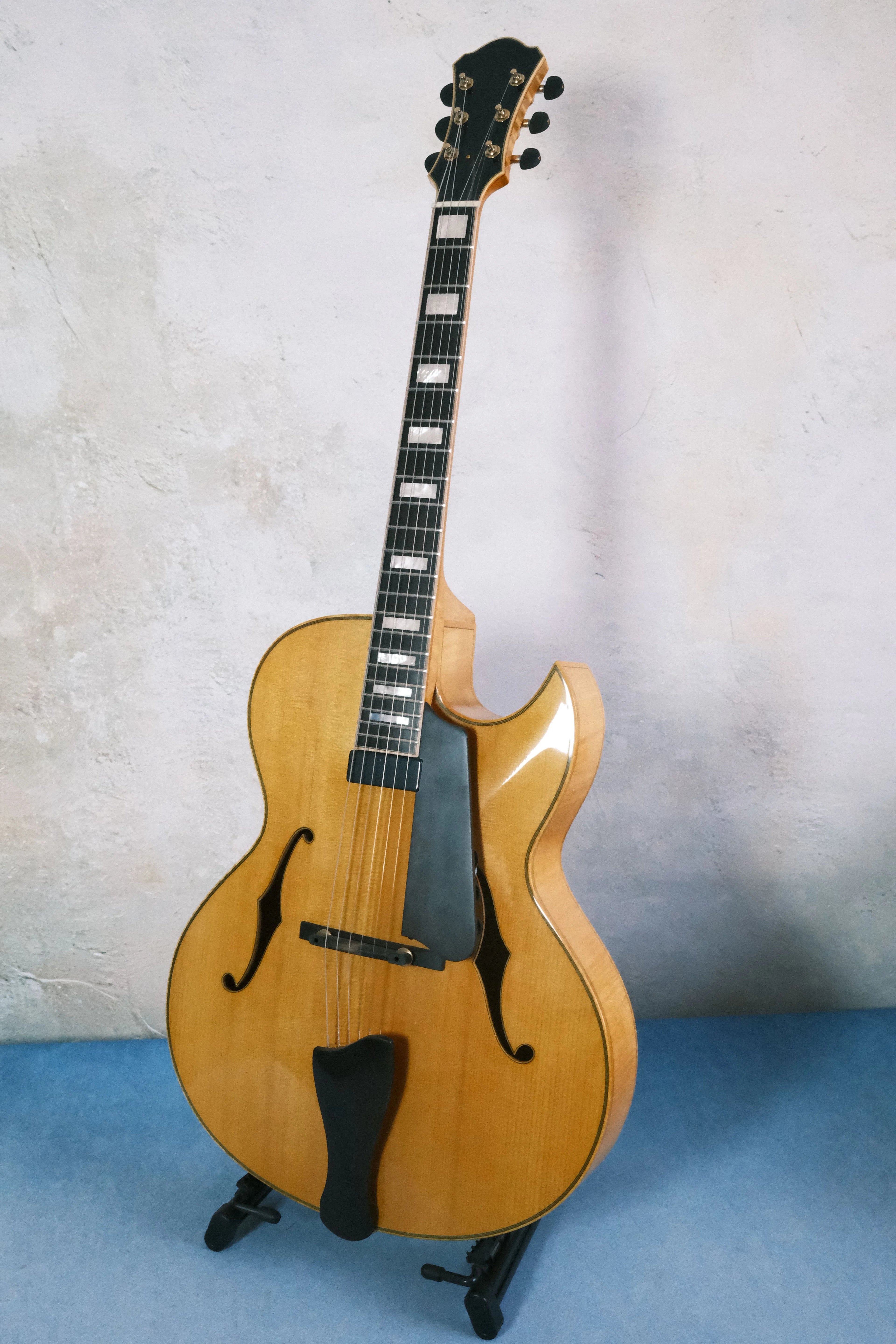 Yunzhi Luthier Handcrafted 16" Jazz Electric Guitar Golden Finish Flamed Maple Hollow Body Spruce Top Ebony Fingerboard