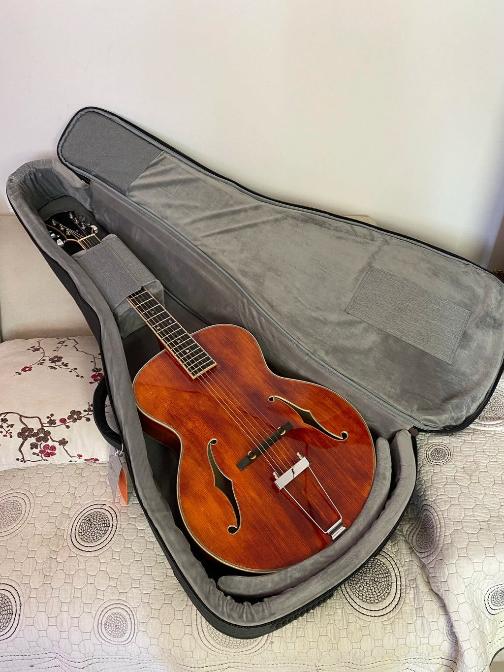 Yunzhi Handcrafted Jazz Guitar Carved Solid Maple Hollow Body Ebony Customizable Acoustic Electric Archtop Instrument