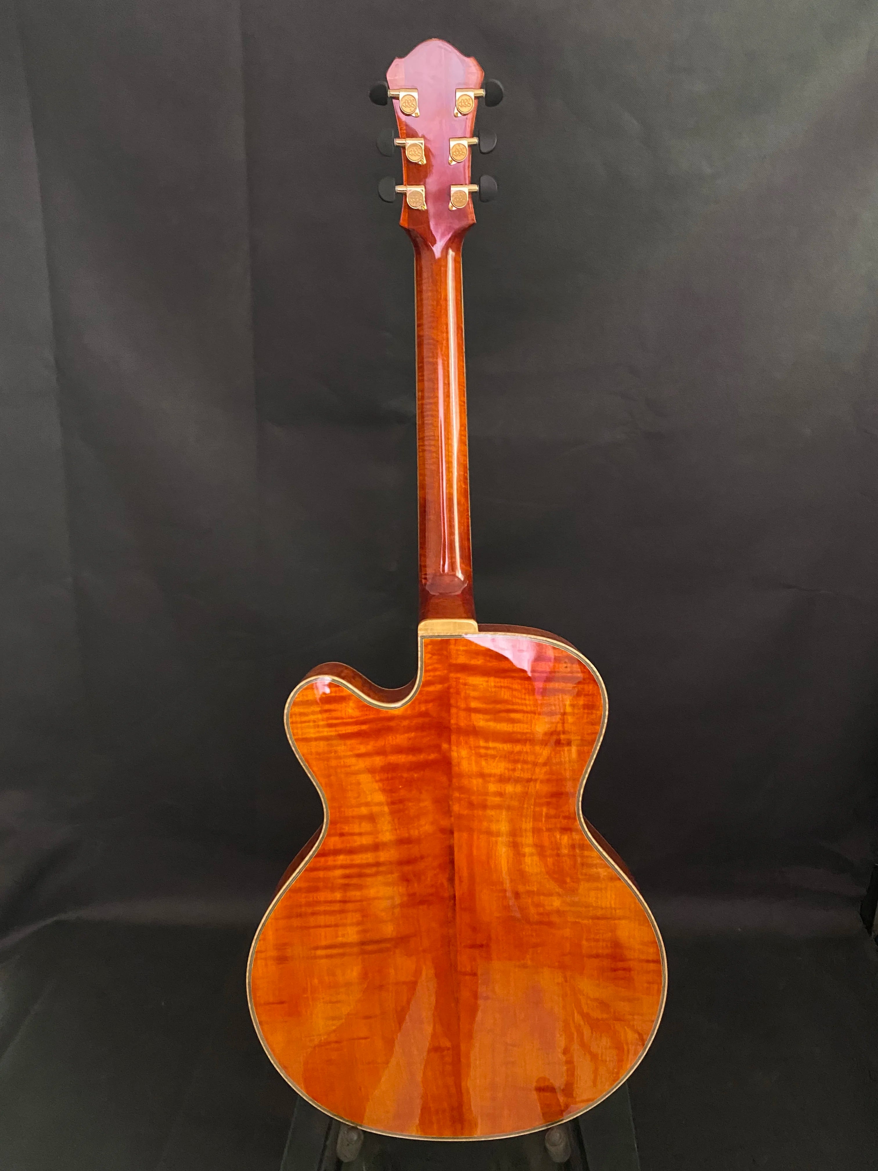 Yunzhi 16-Inch Cutaway Archtop Jazz Electric Guitar Maple Hollow Body with Ebony Fingerboard Antique Color