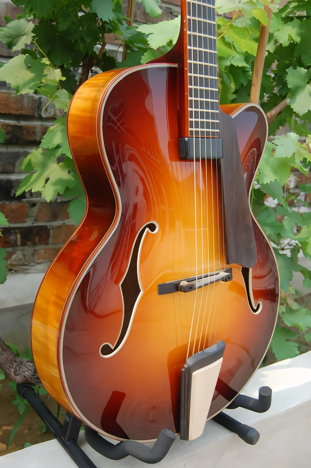 Yunzhi Handmade Eastman Type Jazz Guitar Solid Maple Semi-Hollow Body Customizable Features Ebony Fingerboard Spruce Material