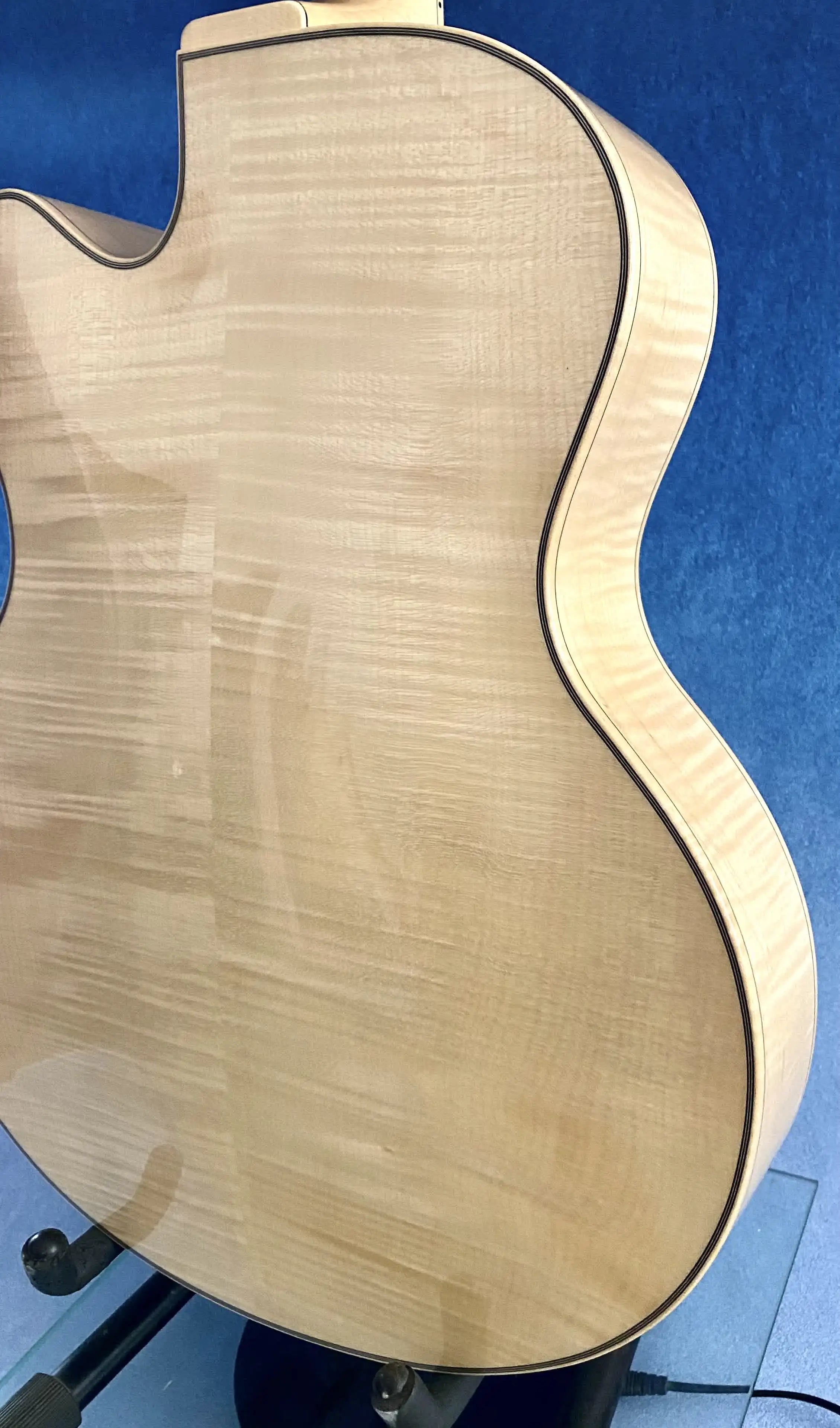 Classic Style Cutaway Archtop Electric Jazz Guitar Hollow with Flamed Maple Spruce & Ebony Fingerboard High Quality Instrument