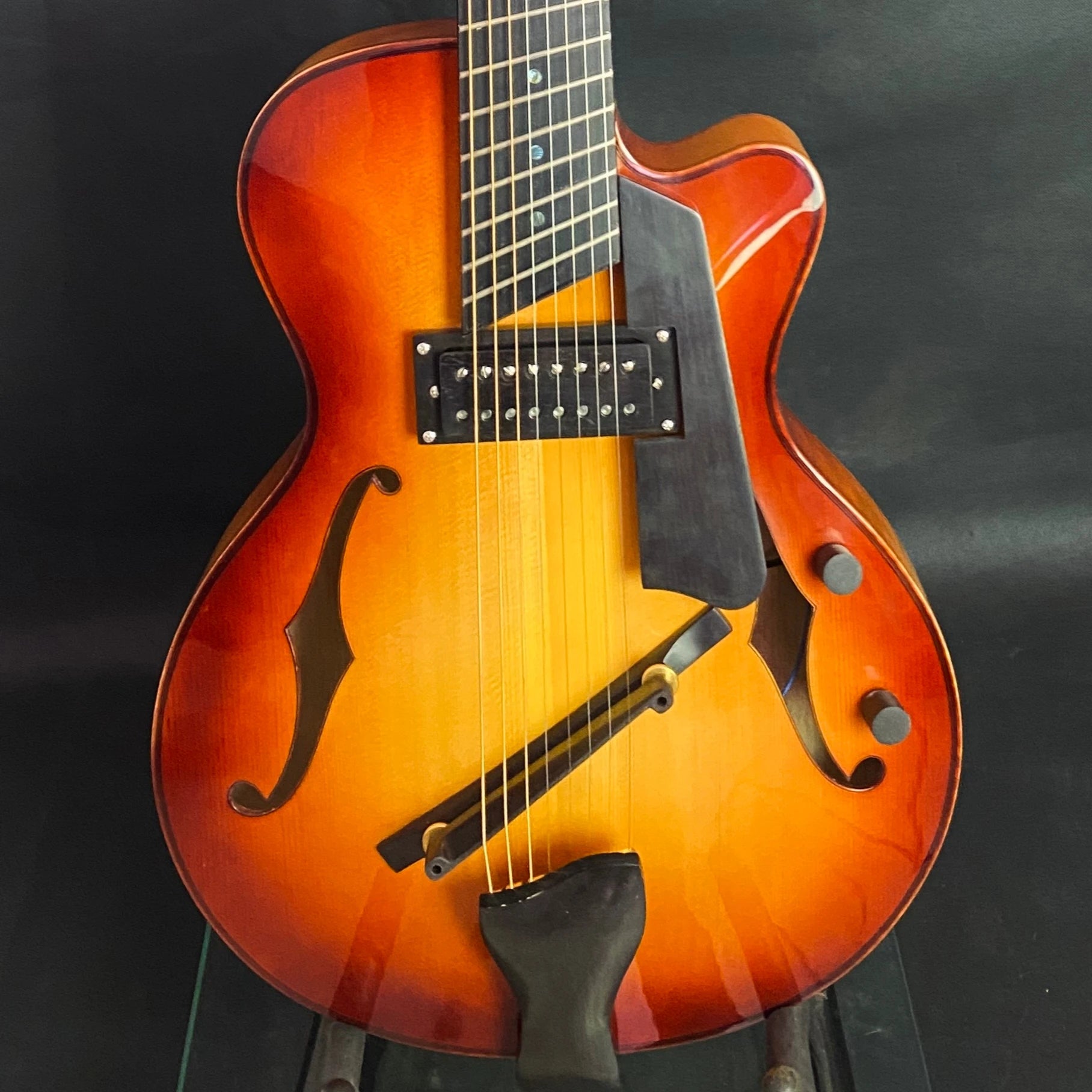 Yunzhi 15-Inch Electric Jazz Guitar Handcrafted Hollow Body with Sunset Cutaway Customizable Archtop Design Side Material Maple