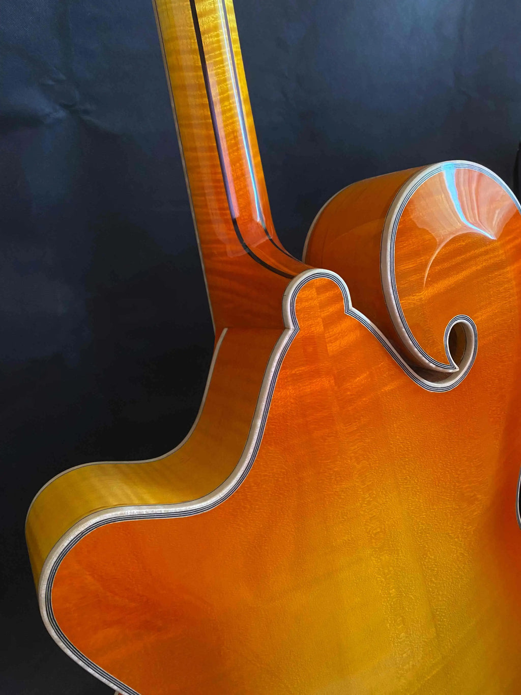 Yunzhi Electric Archtop Handmade Hollow Body Jazz Guitar Spruce Top Flamed Maple Ebony Fingerboard Customizable