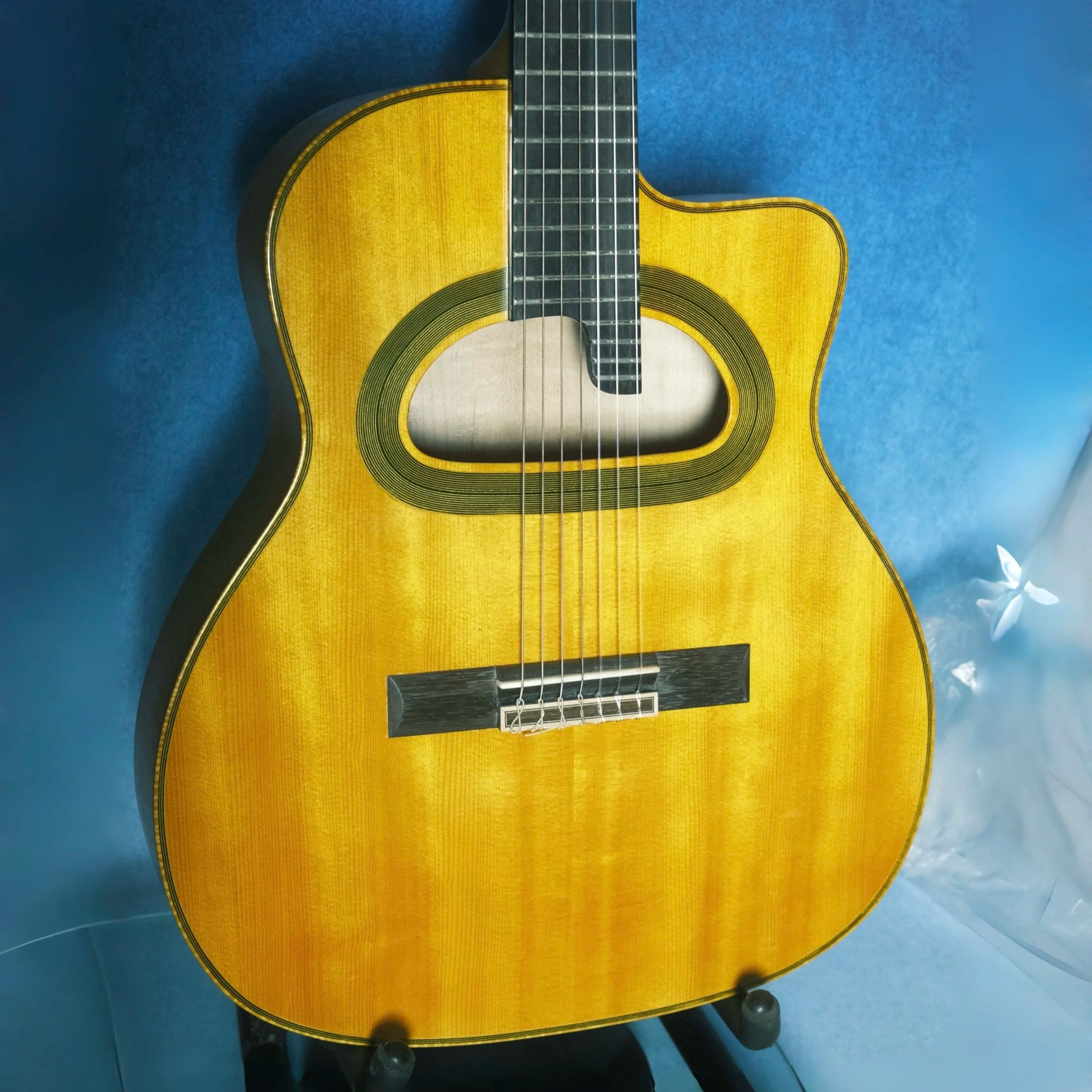 Yunzhi Handcrafted 7-String Gypsy Jazz Guitar | Flamed Maple Hollow Body | H-S-S Pickup | Spruce Top & Ebony Fingerboard