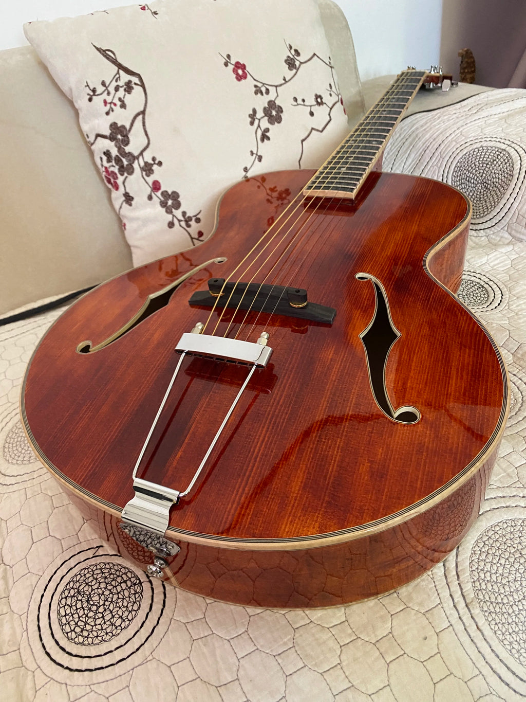Yunzhi Handcrafted Jazz Guitar Carved Solid Maple Hollow Body Ebony Customizable Acoustic Electric Archtop Instrument