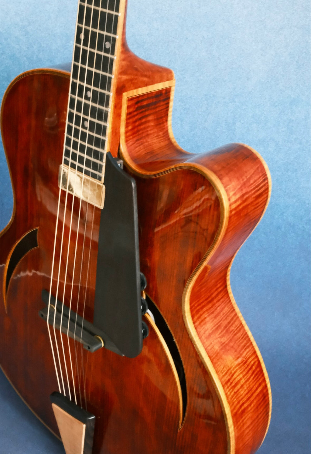 Yunzhi Handmade Jazz Guitar Spruce Top Solid Flamed Maple Body Customizable Electric Guitar Ebony Fingerboard Archtop 17Inch